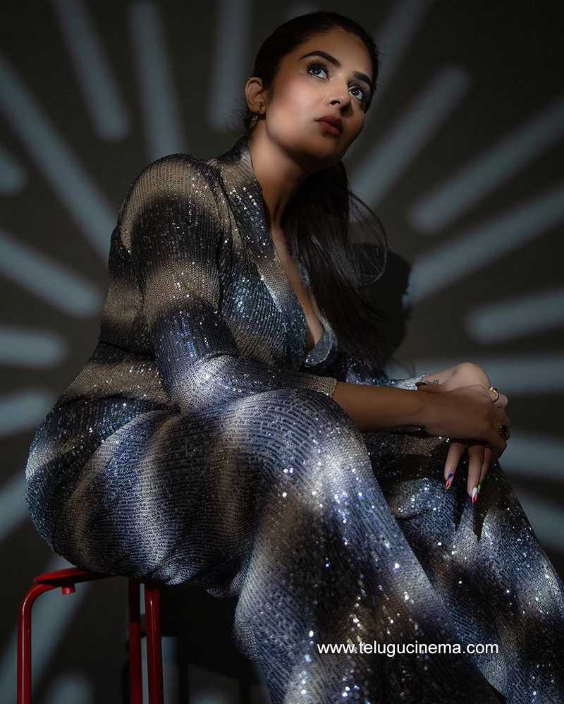 sreemukhi stills 100223 009
