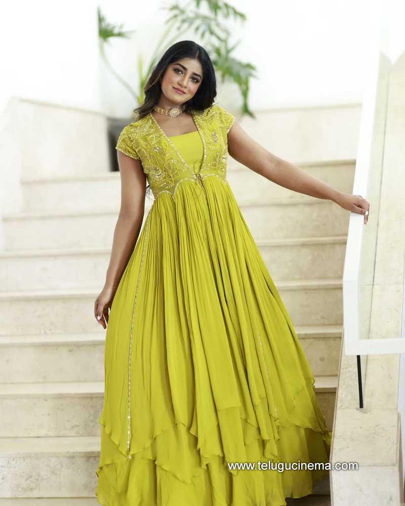 Dimple Hayathi in a greet dress at Ramabaanam promotions | Telugu Cinema