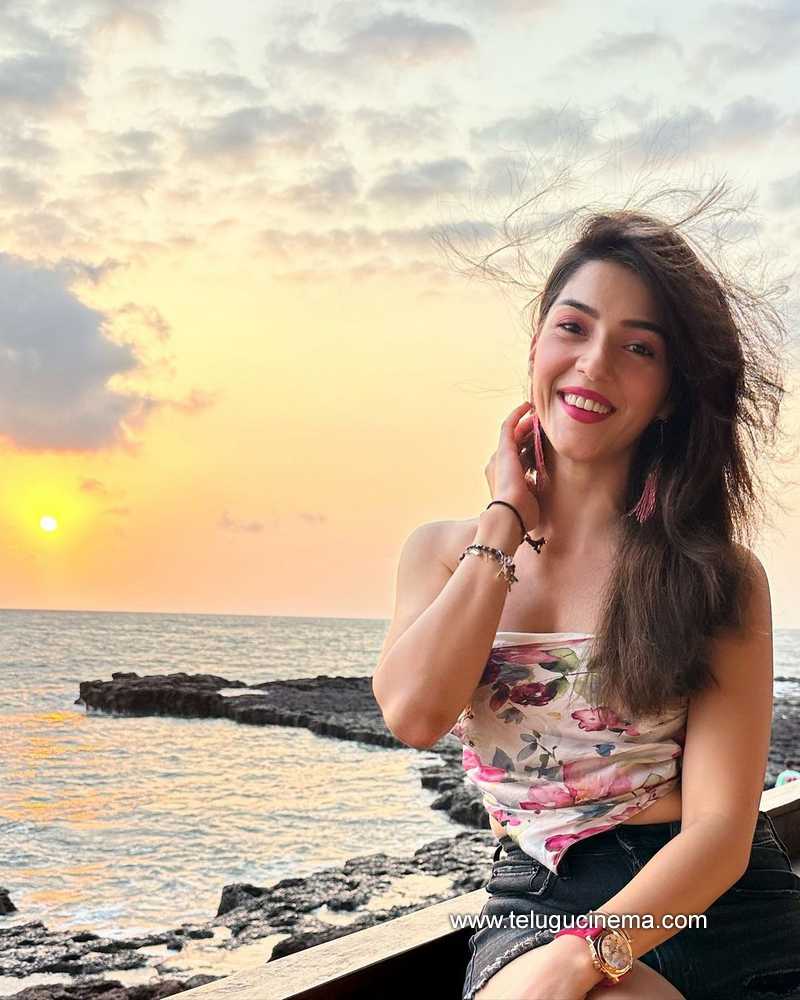 Mehreen enjoys Goa scenic beauty | Telugu Cinema