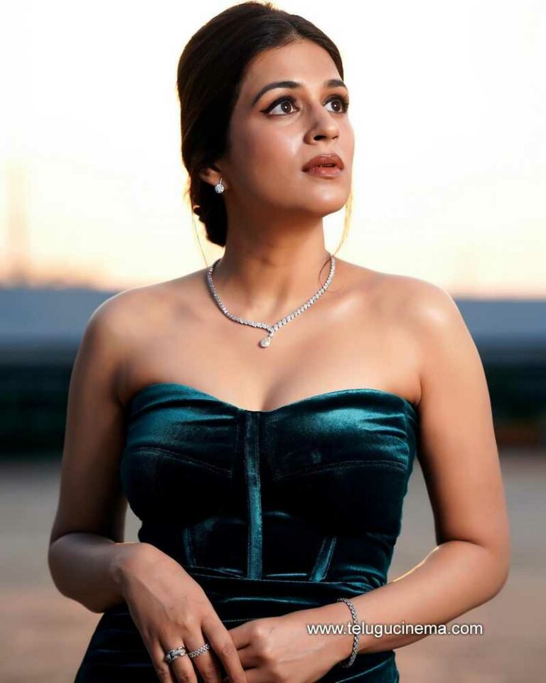 Shraddha Das Flaunts Her Necklace Telugu Cinema 