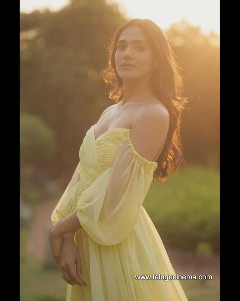 Actress Hub - 🔥🔥 back pose 😍 #SakshiAgarwal | Facebook