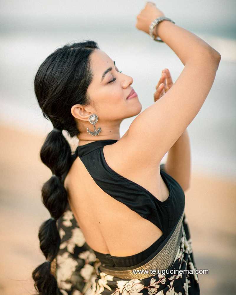 Mirnalini Ravi Poses In A Saree At A Beach Telugu Cinema 8876