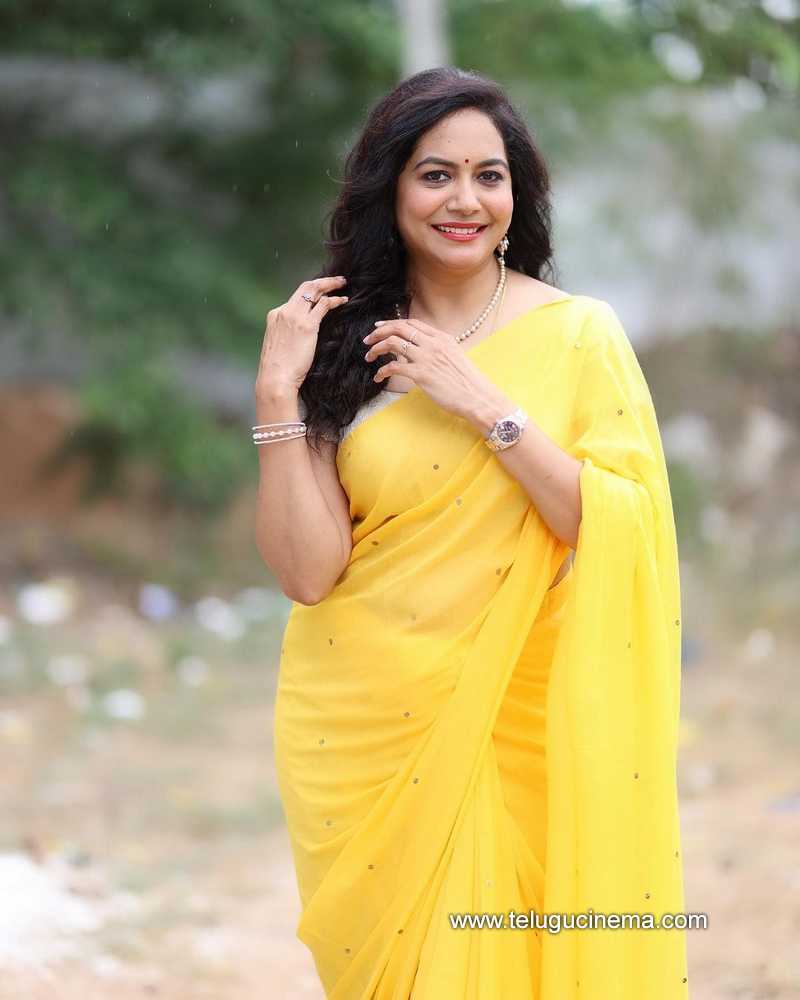 Singer Sunitha In A Yellow Saree Telugu Cinema