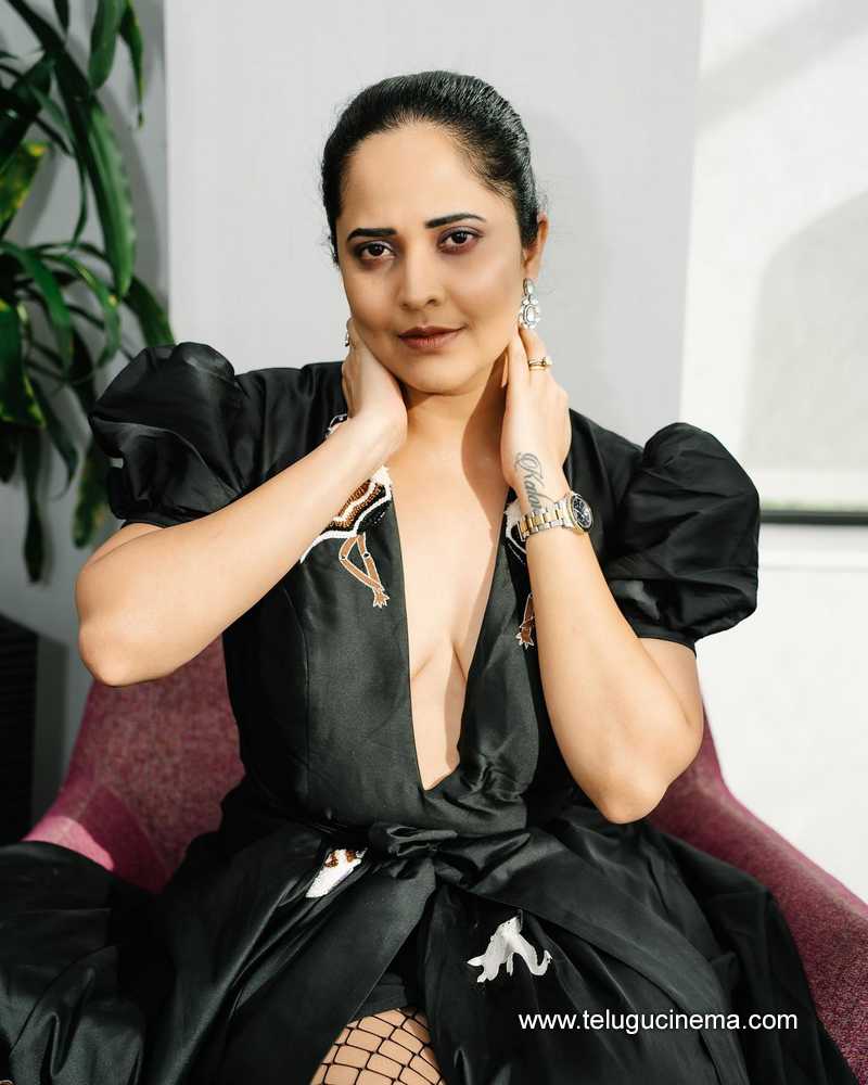 Anasuya Bharadwaj flaunts her stockings | Telugu Cinema
