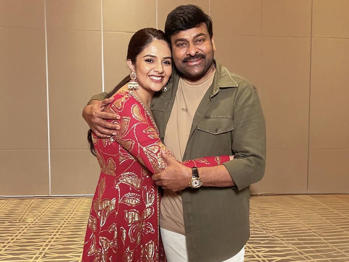 Sreemukhi with megastar Chiranjeevi