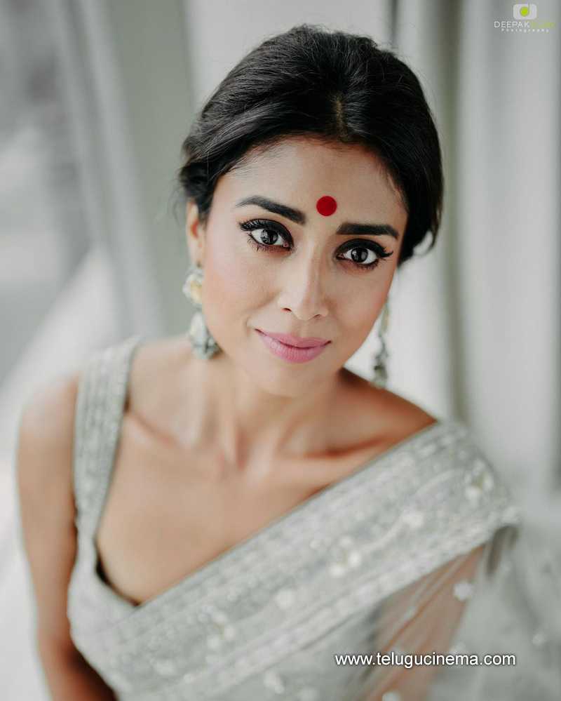 Shriya Saran in saree 🔥🔥 : r/bestbollyactresspic