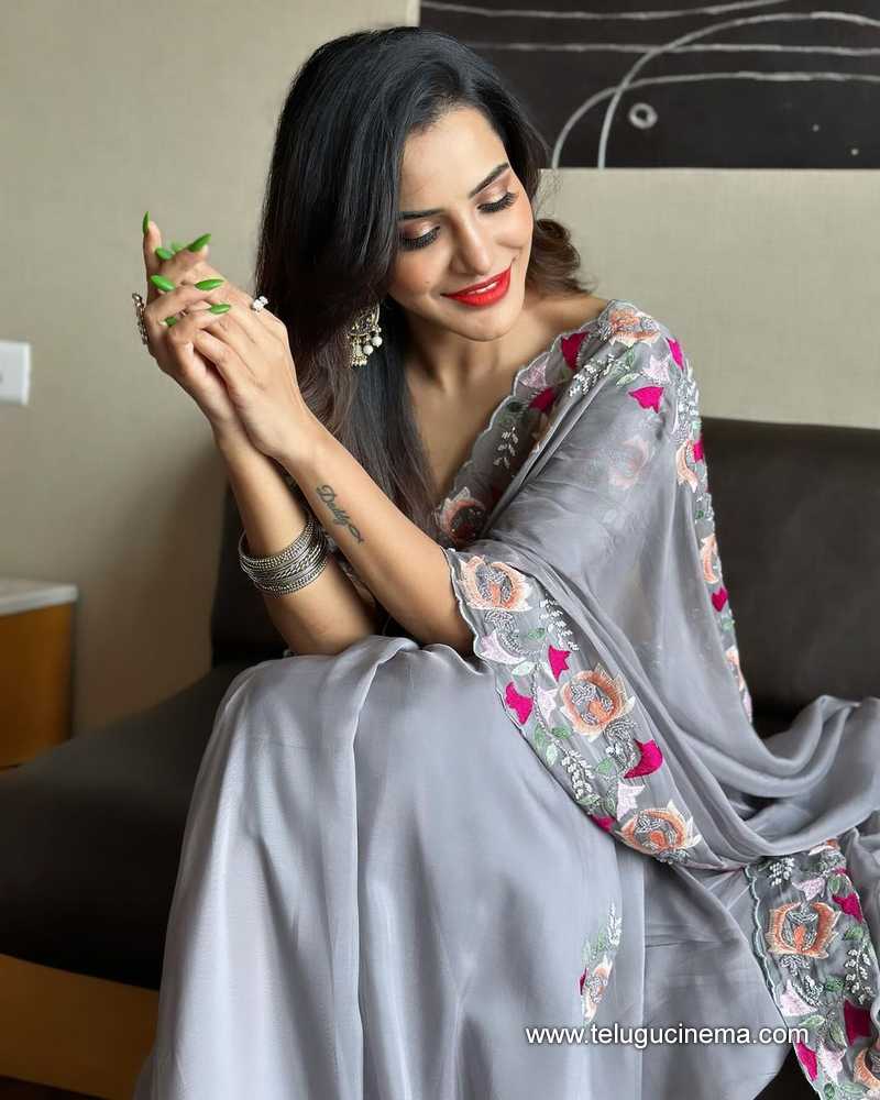 Ashu Reddy in a gray Saree | Telugu Cinema