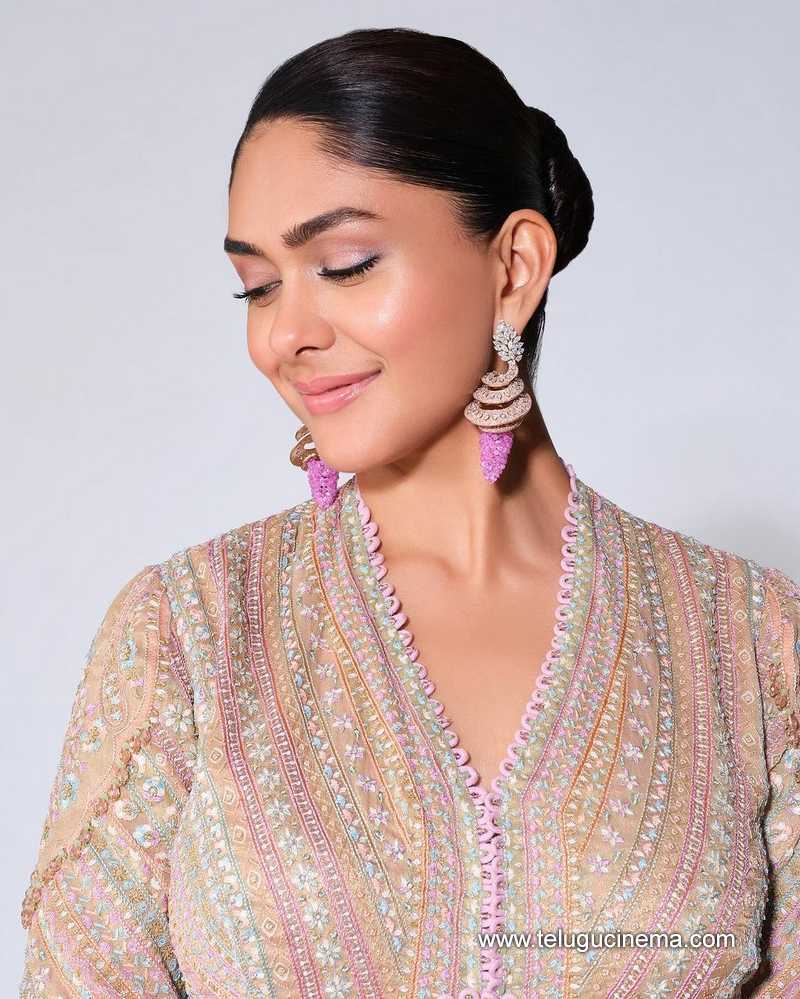 Mrunal Thakur embracing style | Telugu Cinema