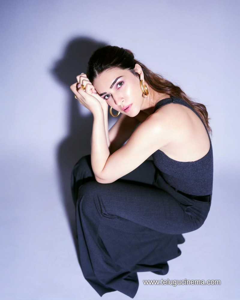 kriti stills 290124 005