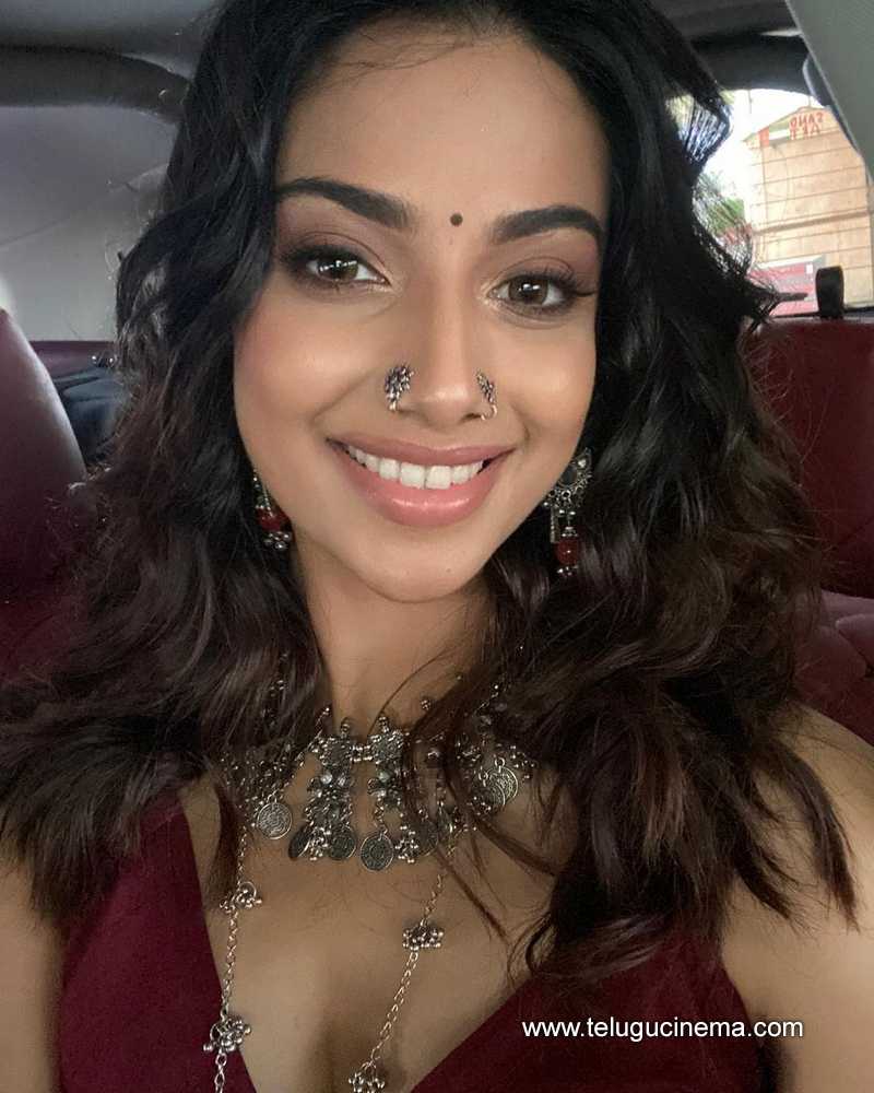 meenakshhi stills 220124 001