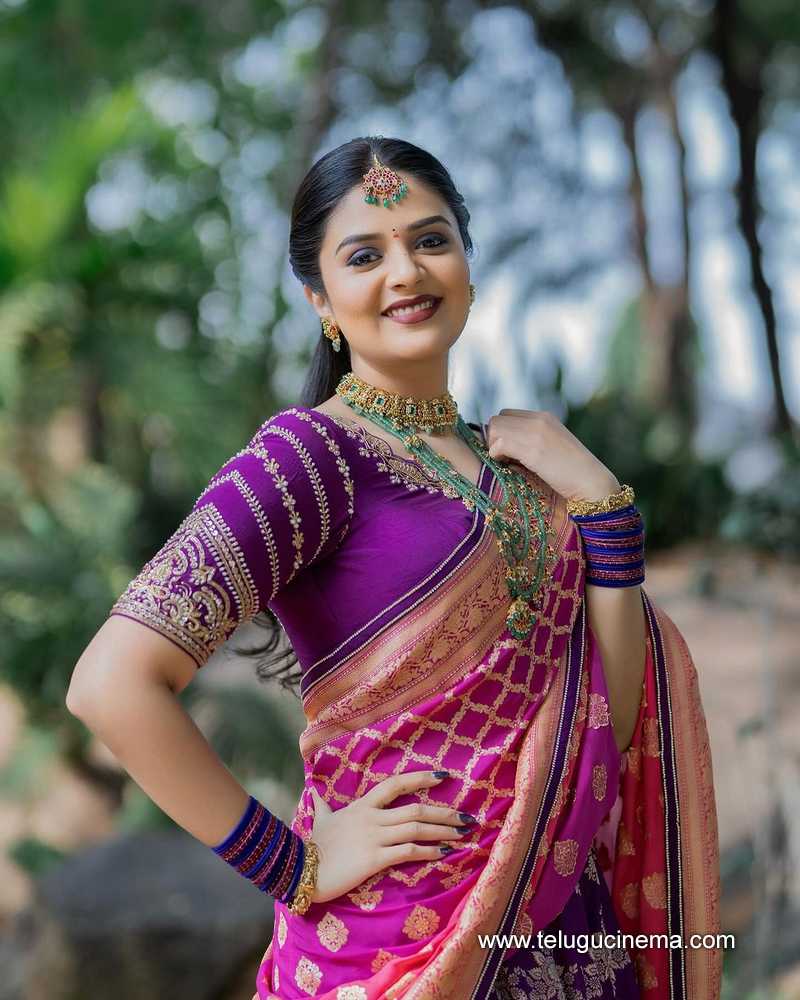 sreemukhi stills 250124 009
