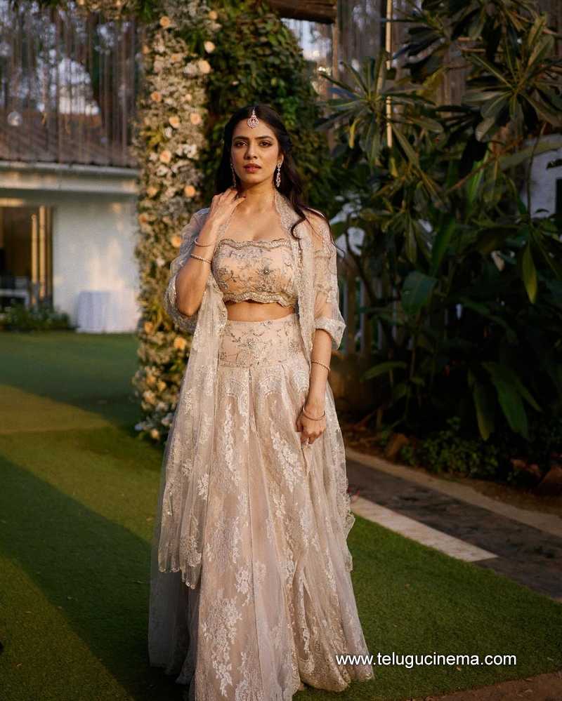 malavika stills 27022400000004