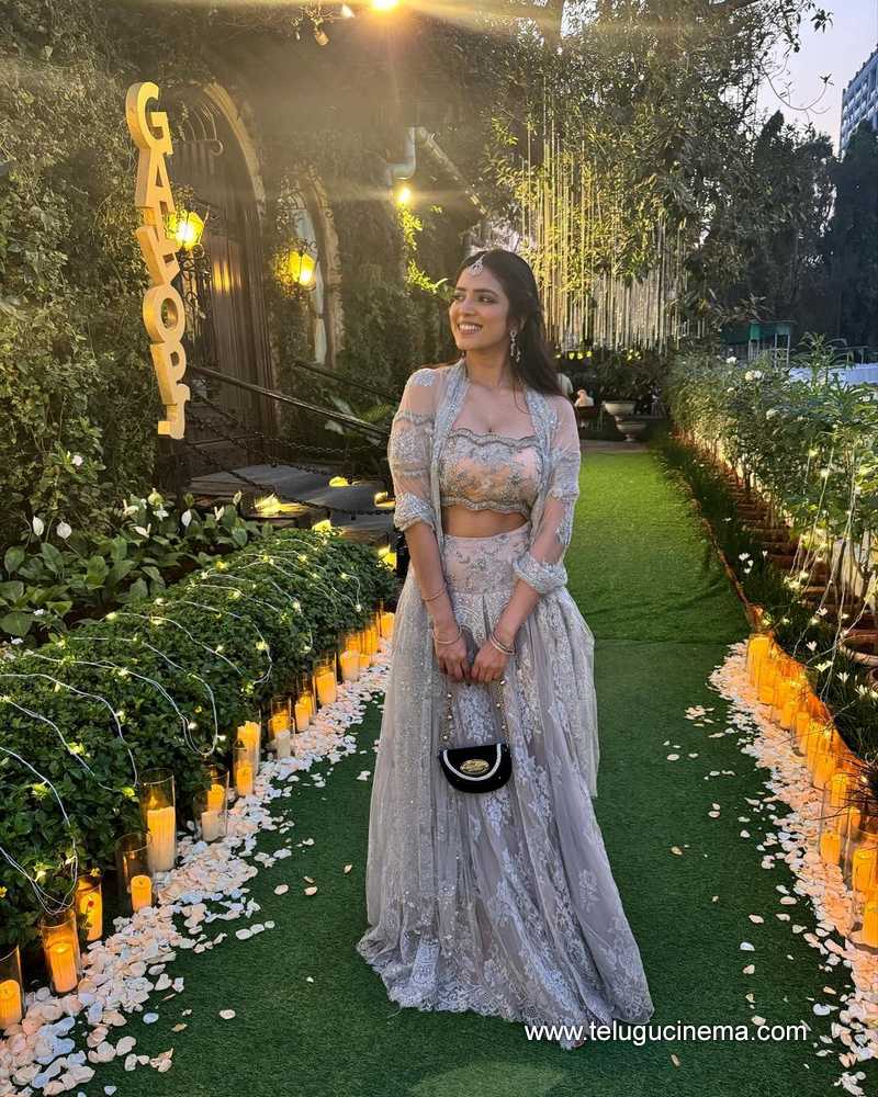 malavika stills 27022400000009