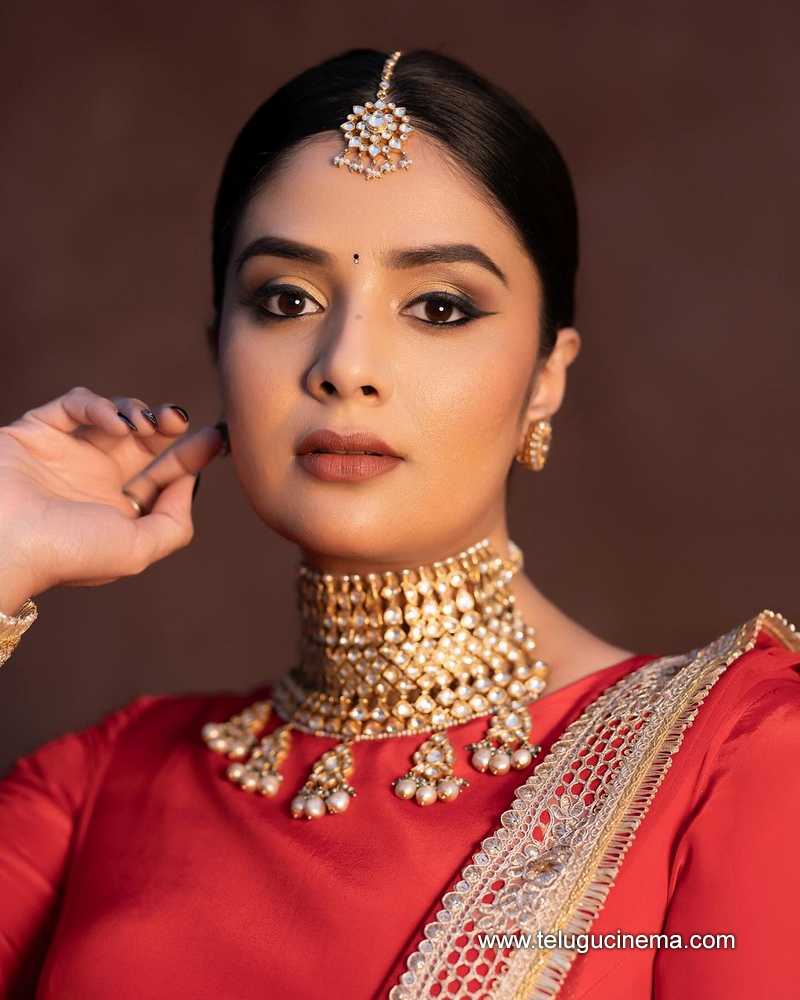 sreemukhi stills 06022400000002