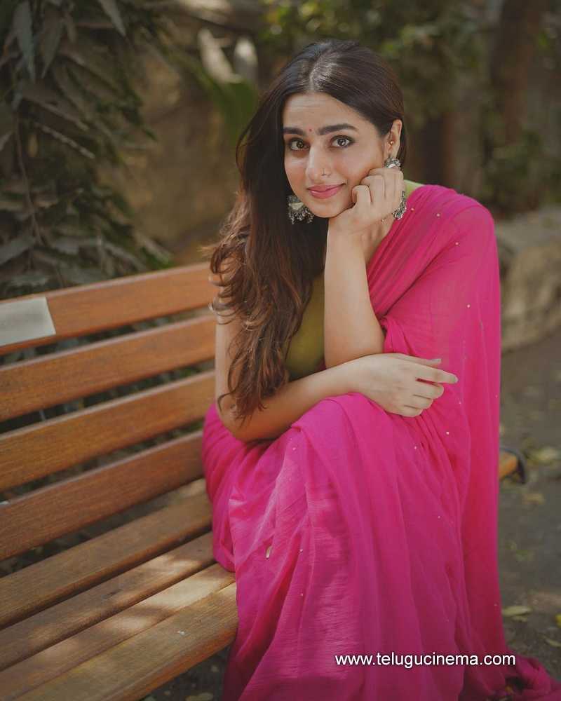 ayeshakhan stills 23032400000003