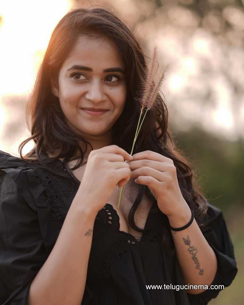 Deepthi Sunaina in the lap of nature | Telugu Cinema