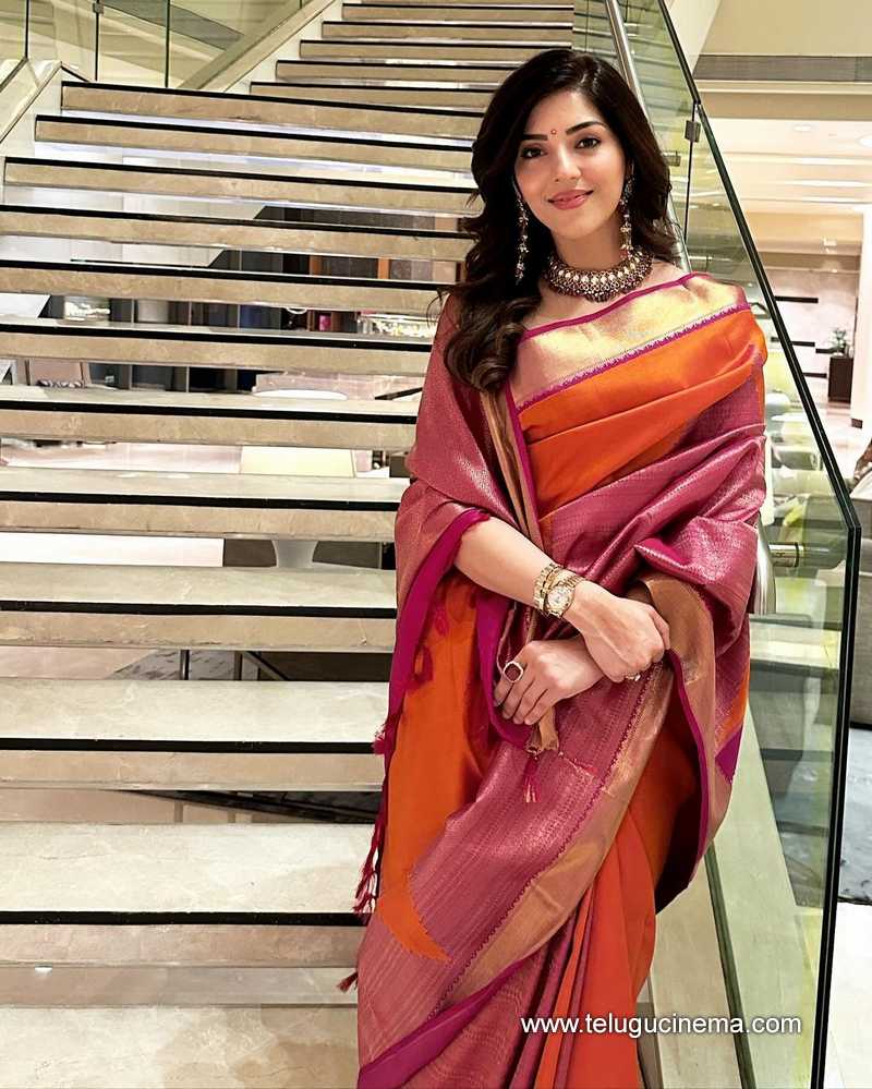 Amala Paul in Sleeveless Red saree Photos HD Quality (1080p) (41651)  #amalapaul #actress #model #photoshoot #kollywood… | Saree models, Saree  look, Stylish sarees