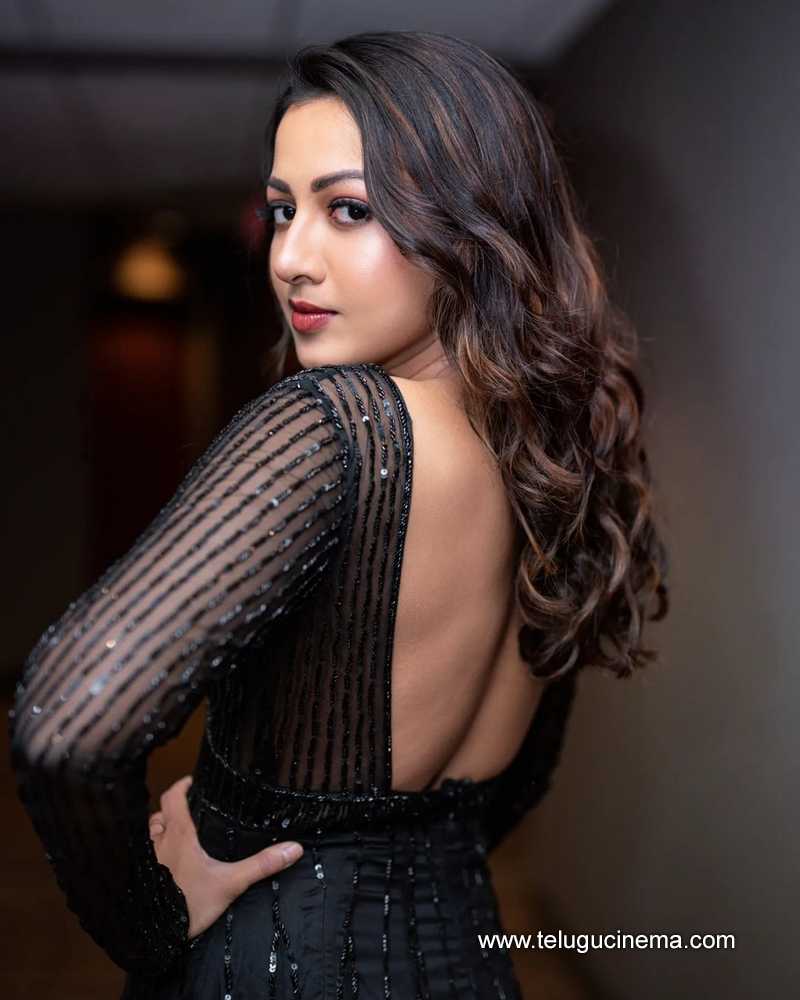 Catherine Tresa shows off her bacK | Telugu Cinema