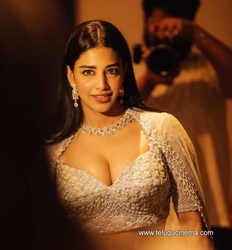daksha stills 19424 02