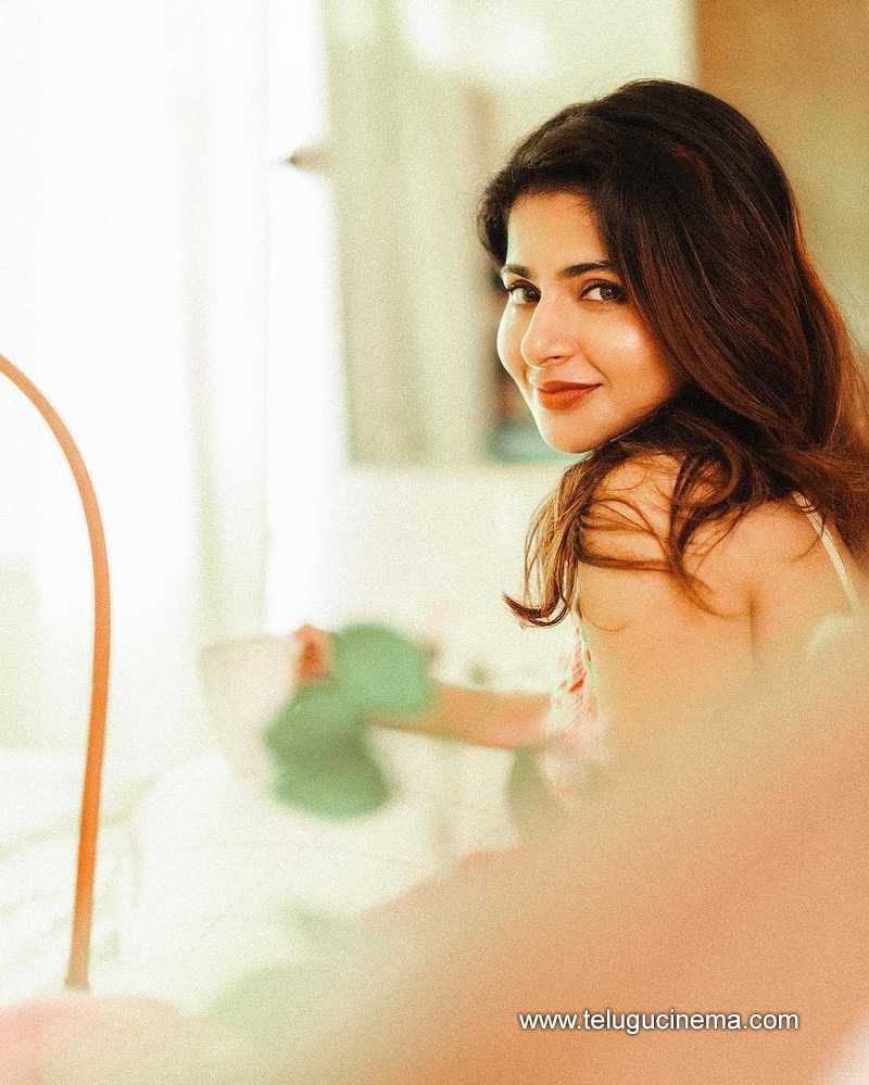 iswarya stills 080424 04