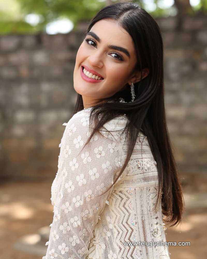 kavyathapar stills 110424 03