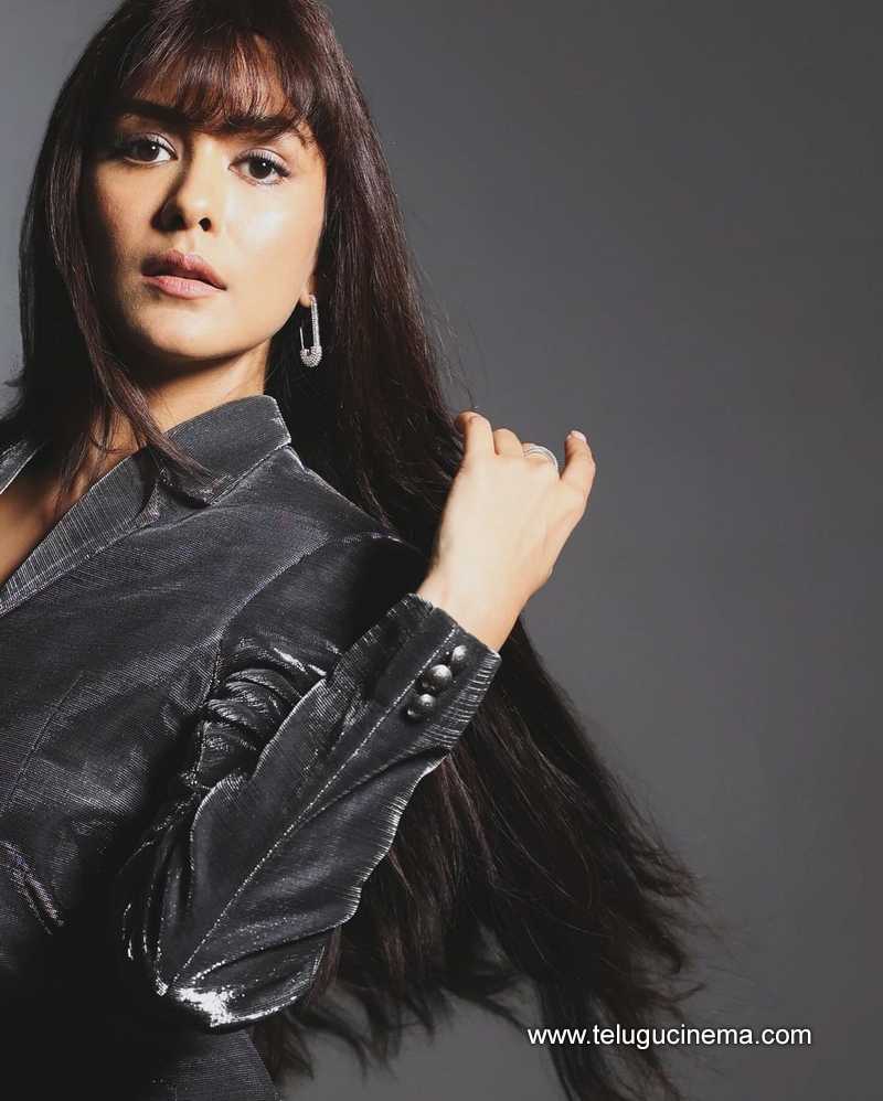 mrunal stills 010424 02