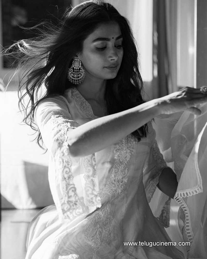 pooja stills 260424 02