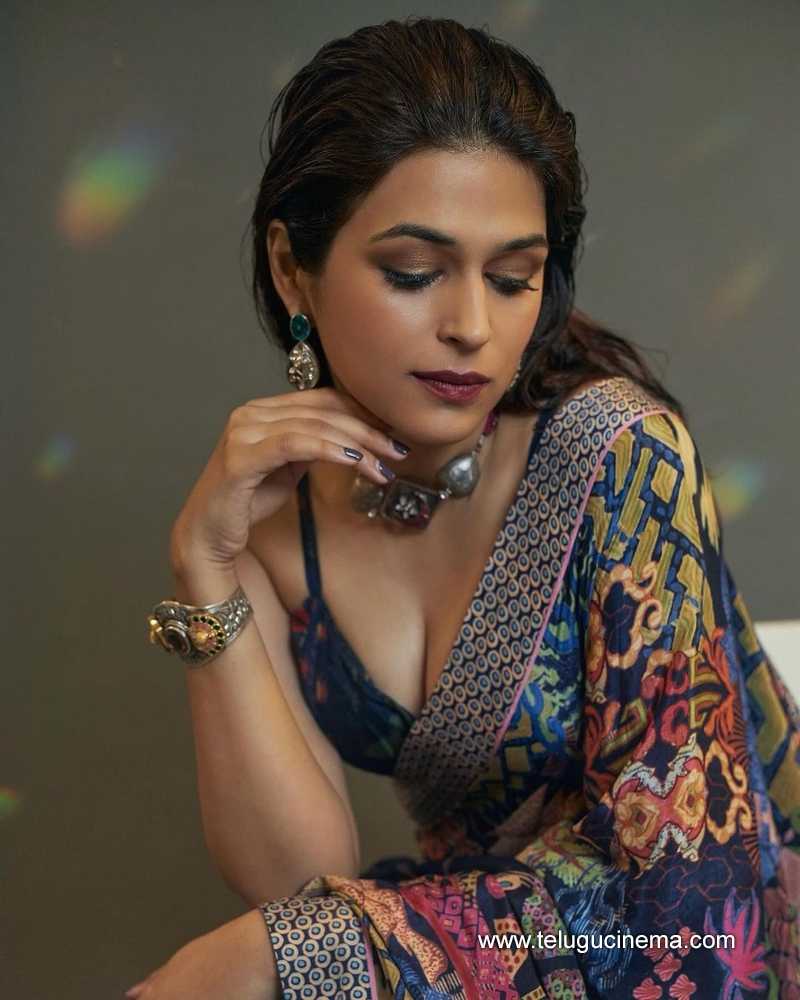 shraddhadas stills 120424 03