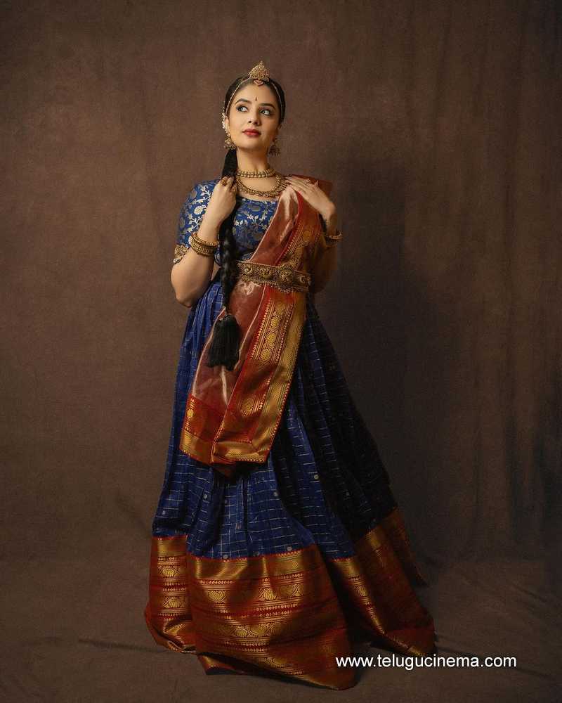 sreemukhi stills 250424 08