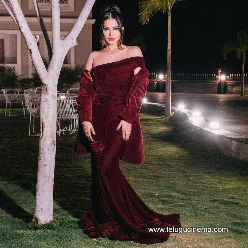 sunnyleone stills 080424 02