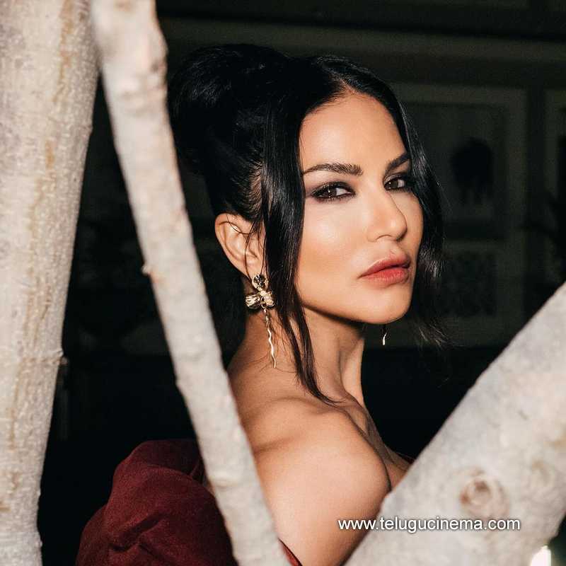 sunnyleone stills 080424 03