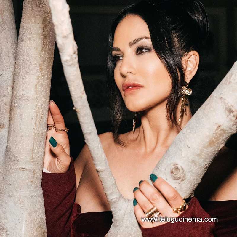 sunnyleone stills 080424 05