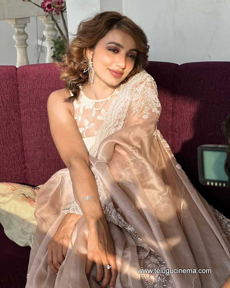 tejaswi stills 160424 03