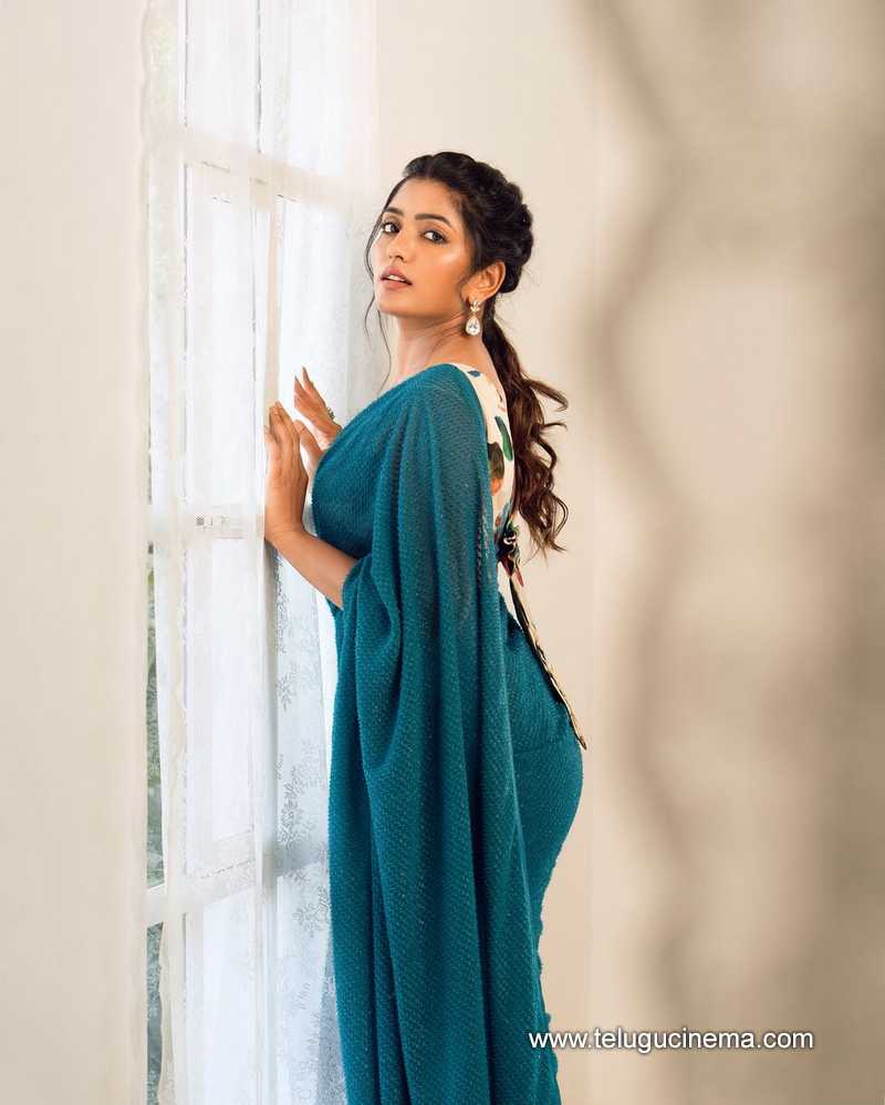 Esha Rebba feels Saree vibe everyday