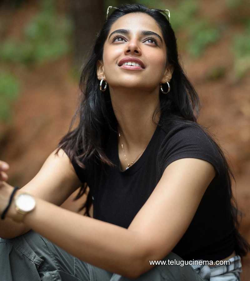 meenakshii stills 220524 02
