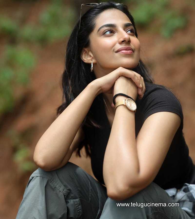 meenakshii stills 220524 03