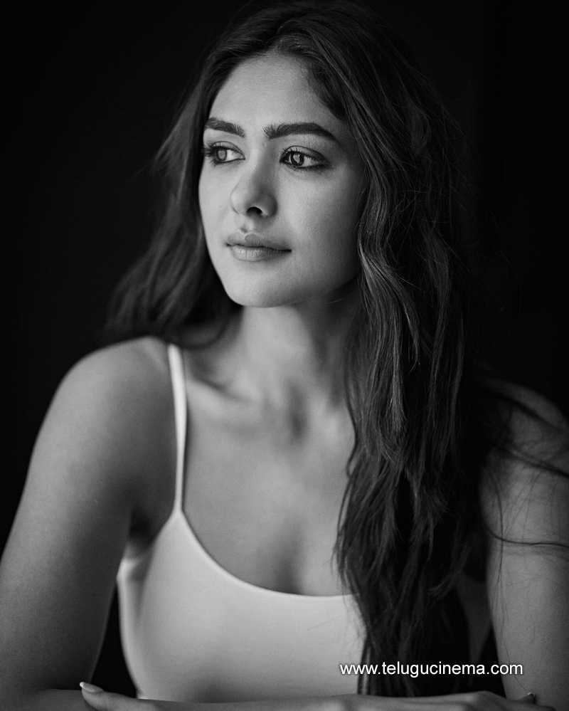 mrinal stills 160524 06