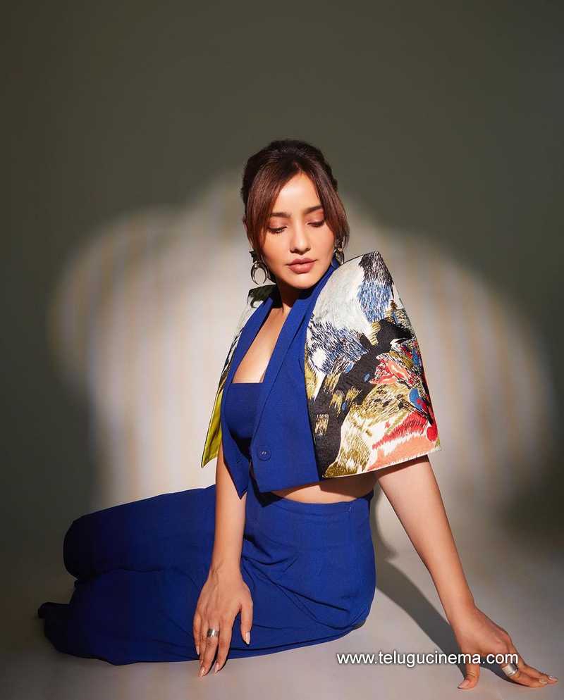 neha stills 250524 03