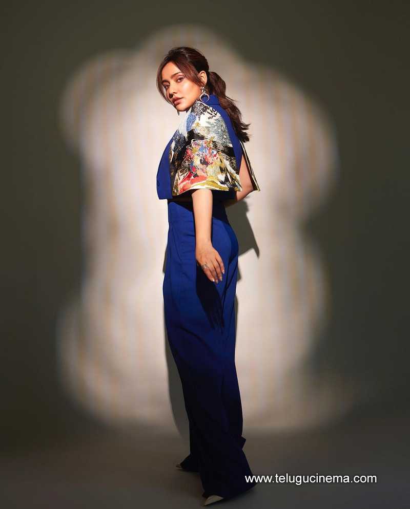 neha stills 250524 04