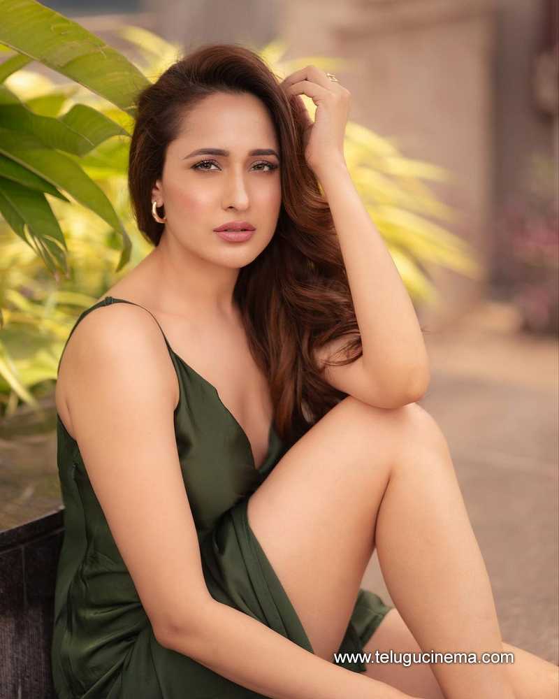 pragya stills 010524 03