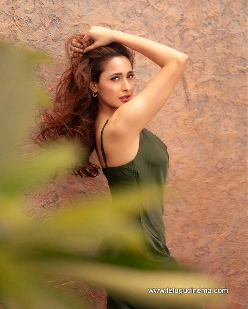 pragya stills 010524 08
