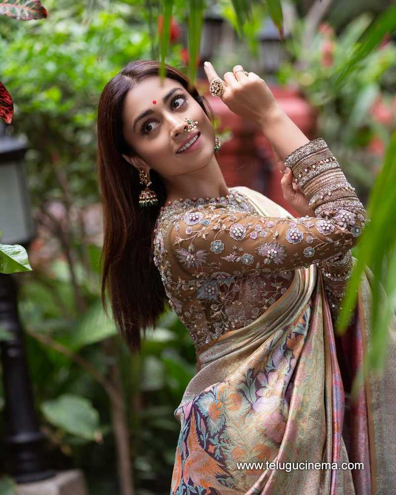 shriyasaran stills 230524 02