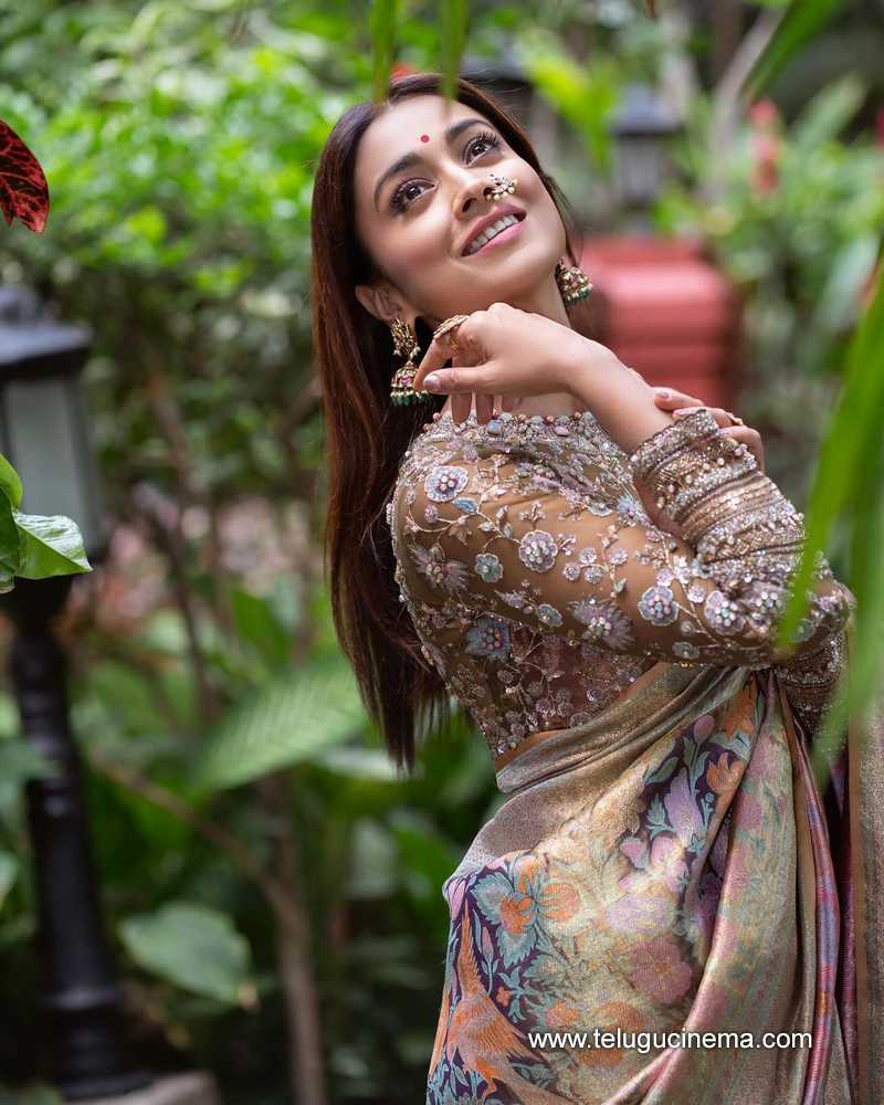 shriyasaran stills 230524 03