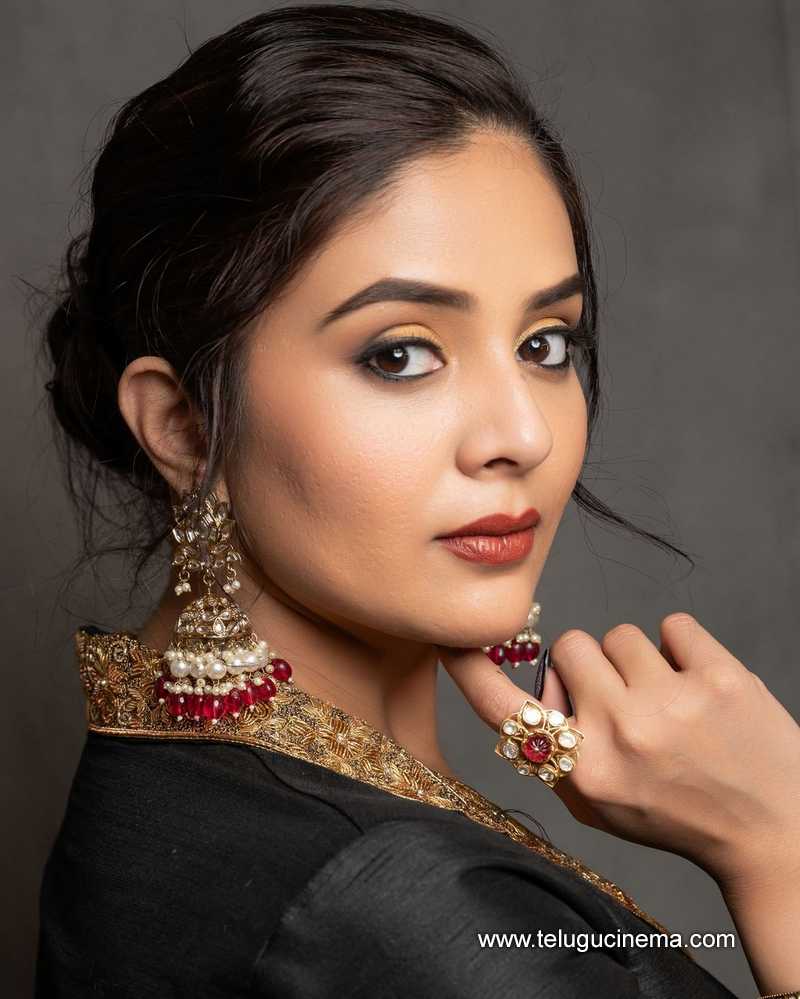 sreemukhi stills 300524 02