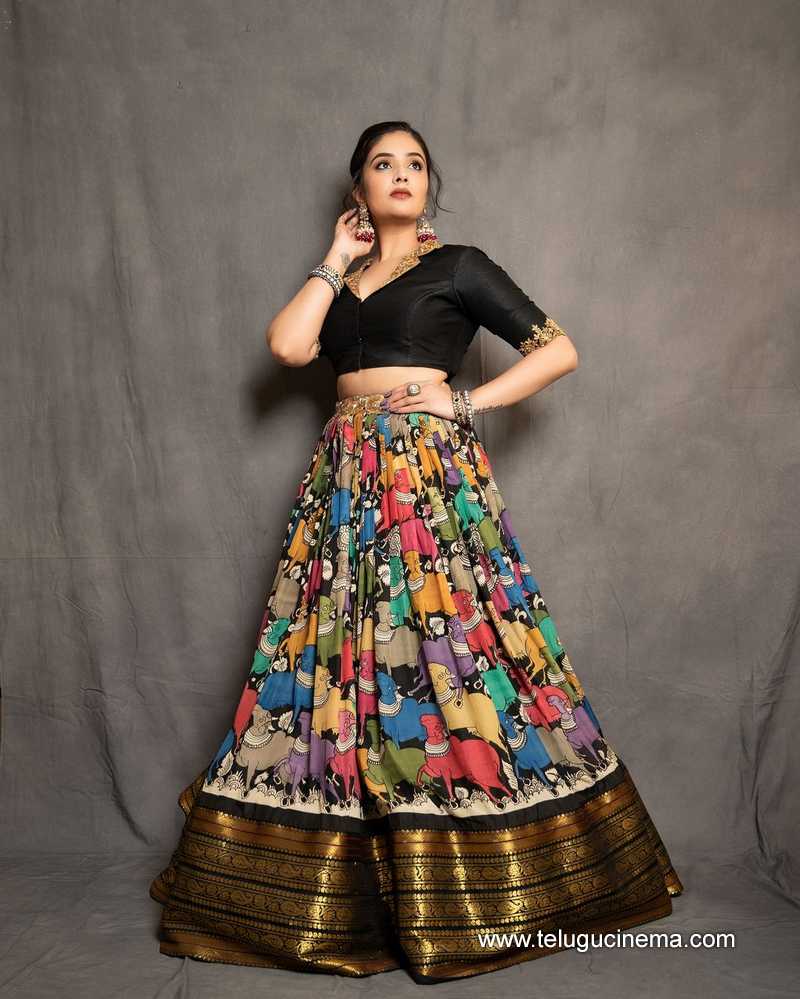 sreemukhi stills 300524 08