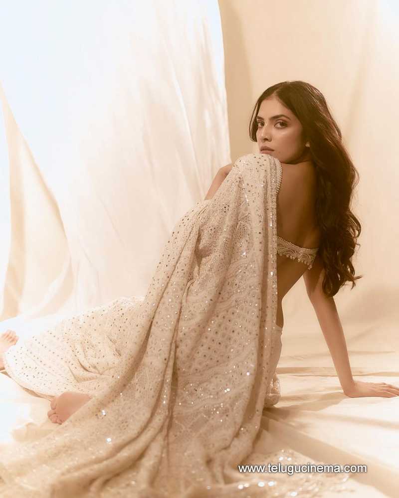malvikai stills 200624 04
