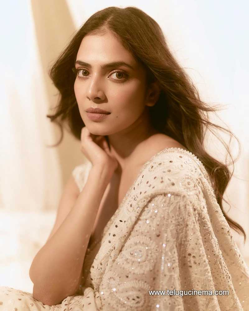 malvikai stills 200624 07
