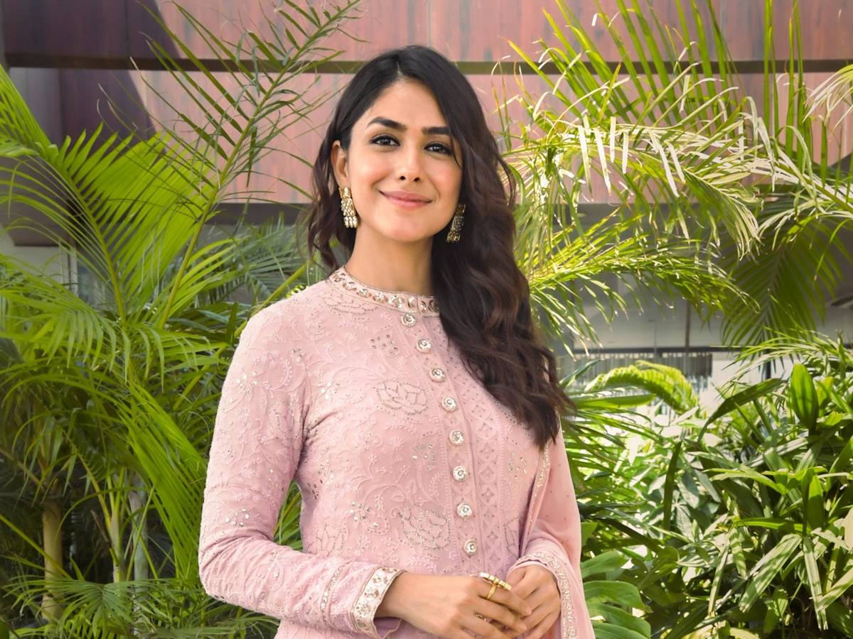 Is Lawrence trying to rope in Mrunal Thakur for Kanchana 4? 1 Mrunal Thakur