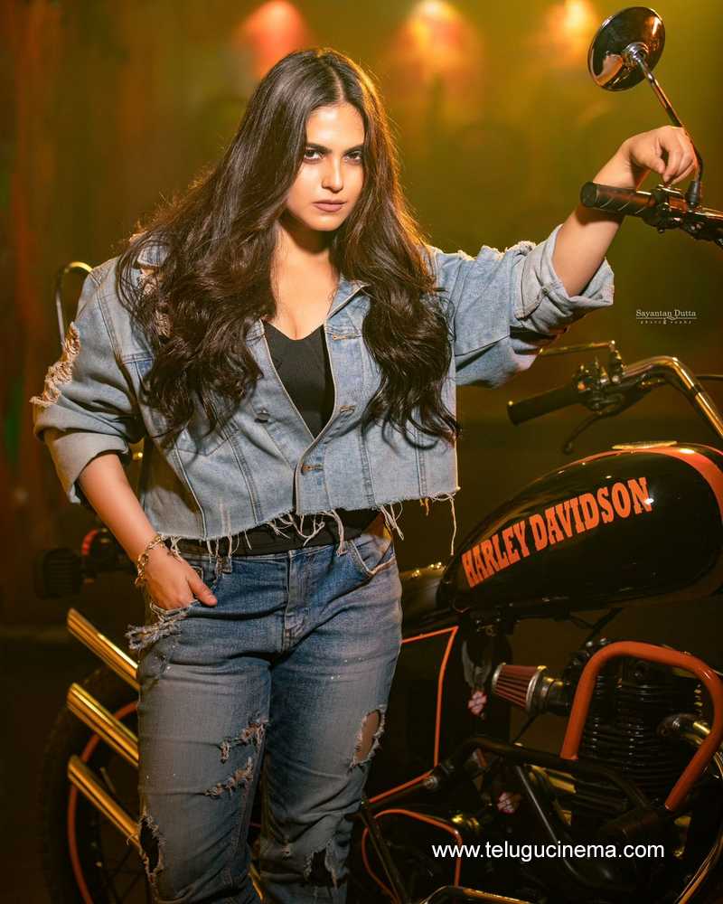 naina stills 130624 02