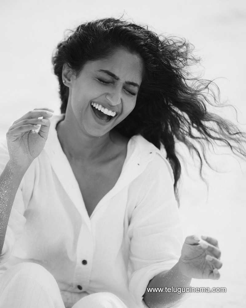 Reba John’s BW pictures from maldvies trip | Telugu Cinema